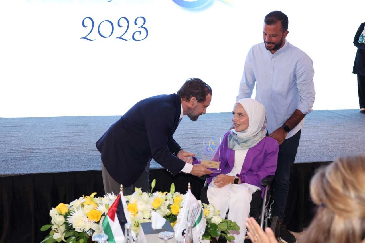 HH Prince Mired presents a memento to a winner of the ‘Award for Buildings for Persons with Disabilities’ during a ceremony on Monday (Petra photo)